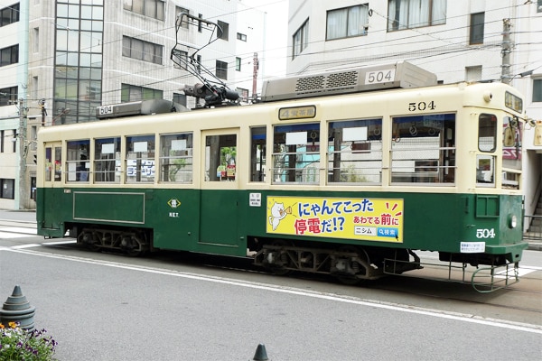 長崎路面電車に「にゃんてこった停電だ！？」の看板を付けた電車が走行中です（写真）