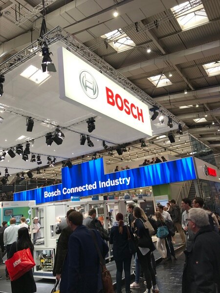 Boschブースに集まる参加者