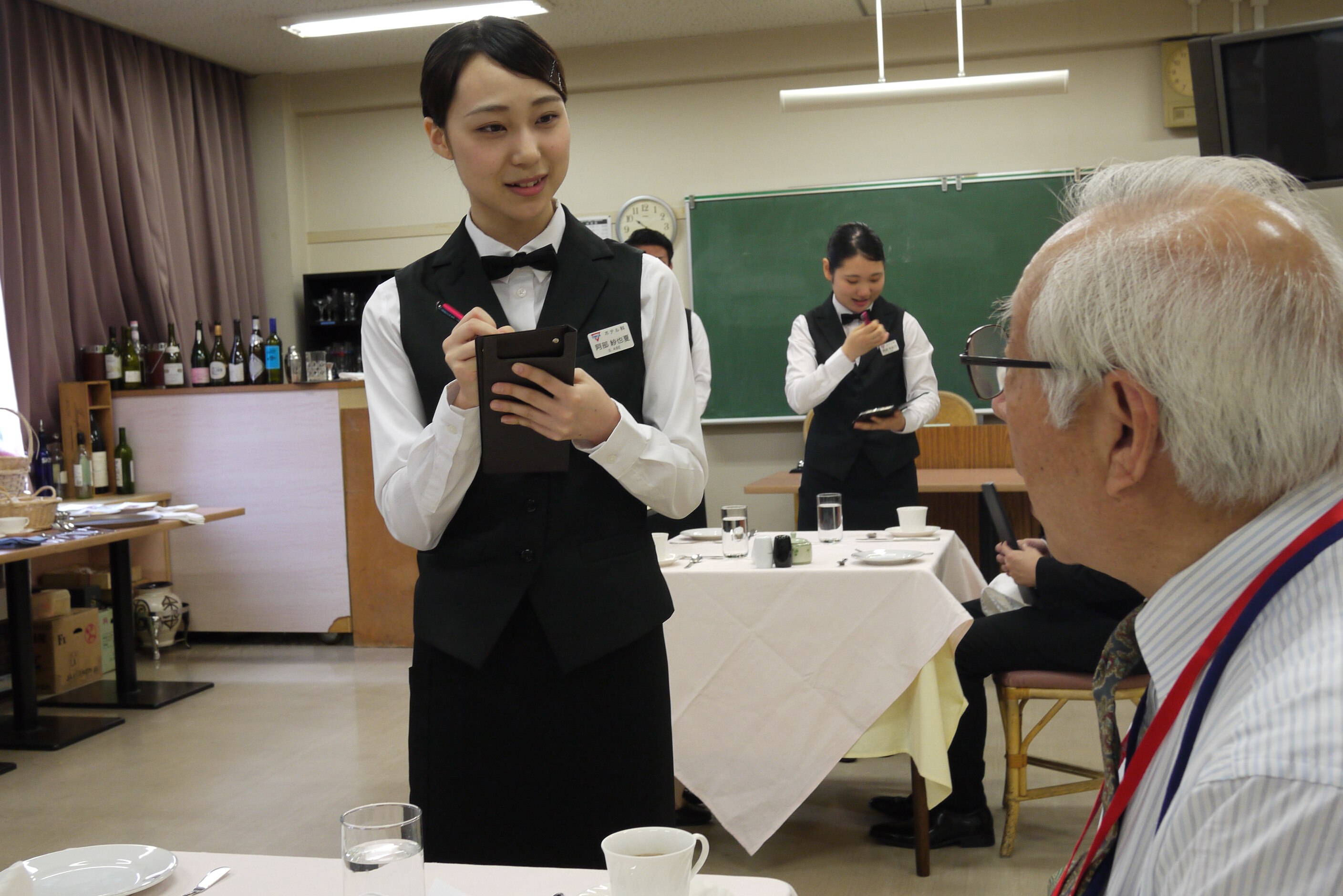 人を笑顔にする仕事 大切なアイコンタクト 学校法人仙台ymca学園 仙台ymca国際ホテル製菓専門学校