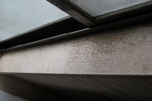 窓 の 木 枠 の カビ