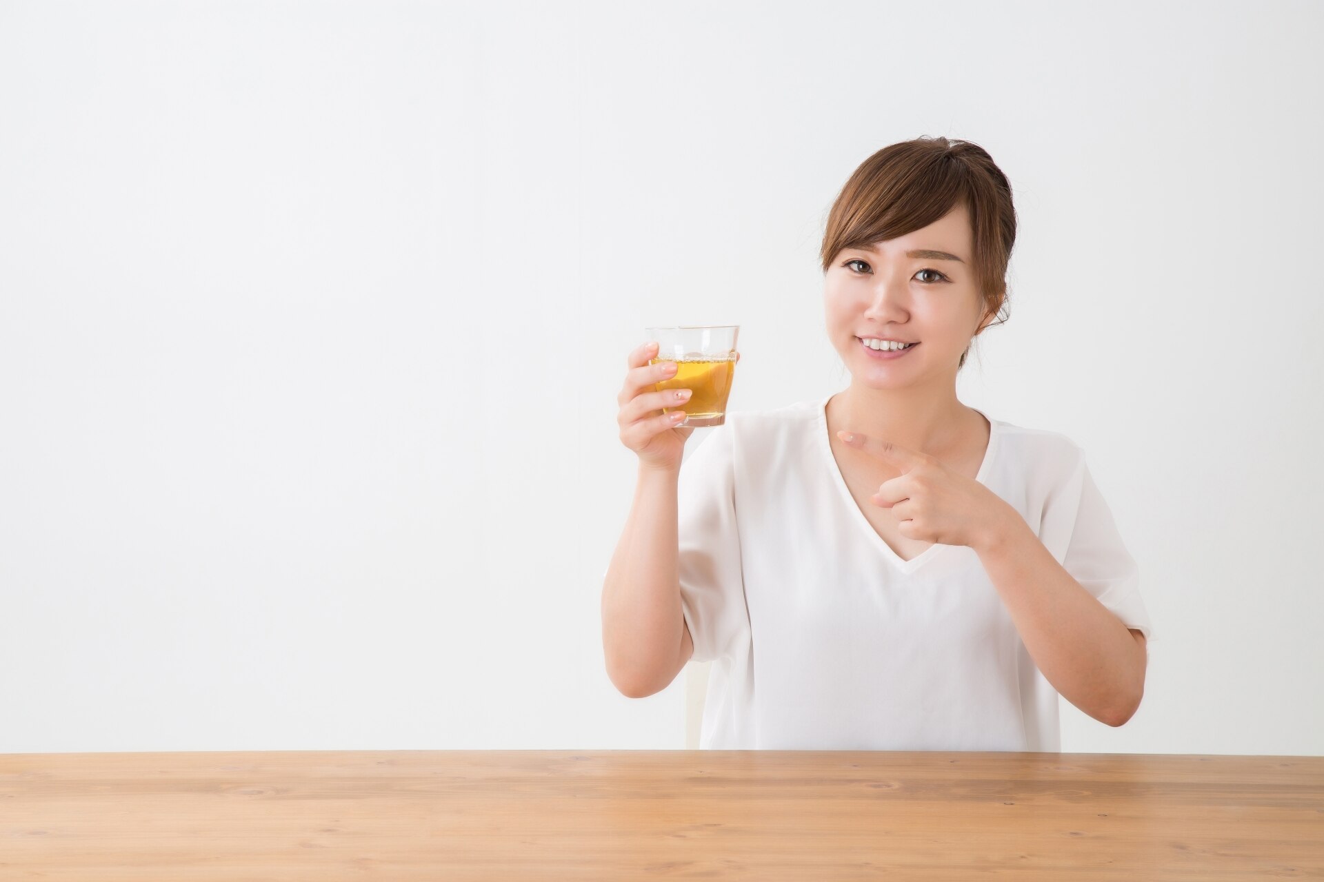 飲み物を指差す女性