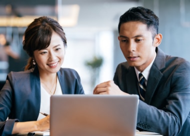 PC画面を見る人たち