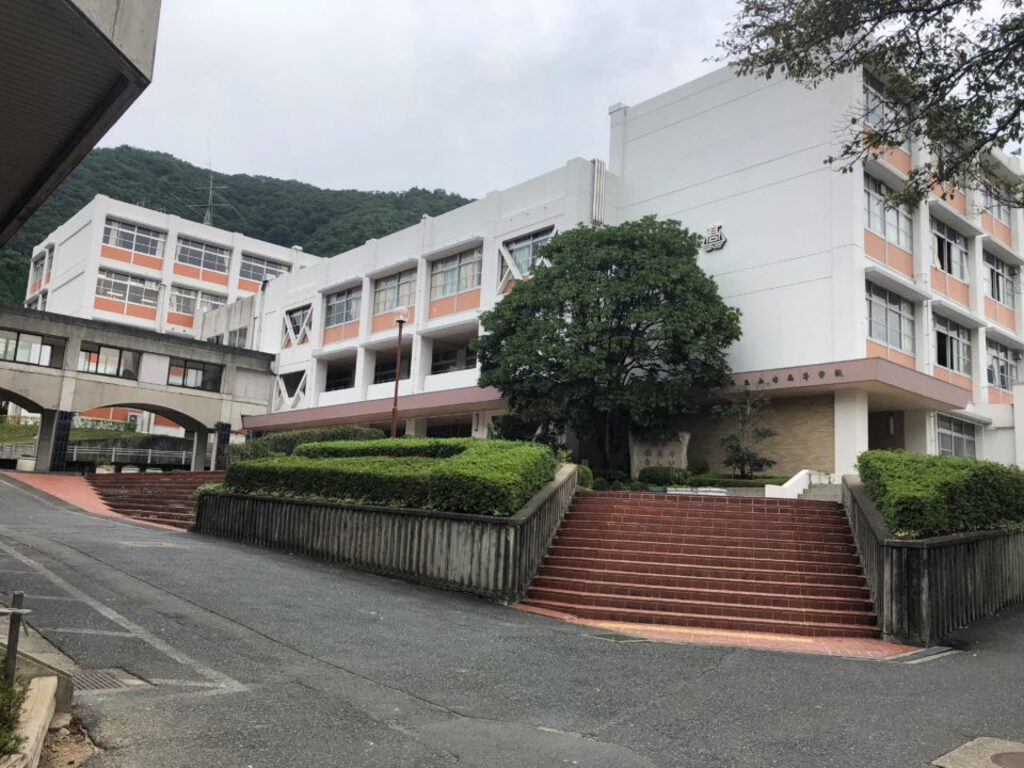 【中古】 都立高校のすべてがわかる本 個性と実力を伸ばす！/山下出版/山崎謙 高校 とってもやさしい古文 改訂版 | 山下幸穂,中西光雄 |本