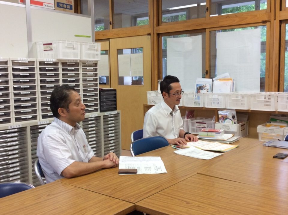 （左から）進路指導部・数学／大山先生、2学年総合的な学習の時間担当・数学／兒玉先生