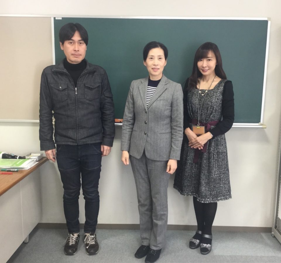 写真左から 准教授／楠奥先生、教授・学部長／巣先生、准教授／高濱先生