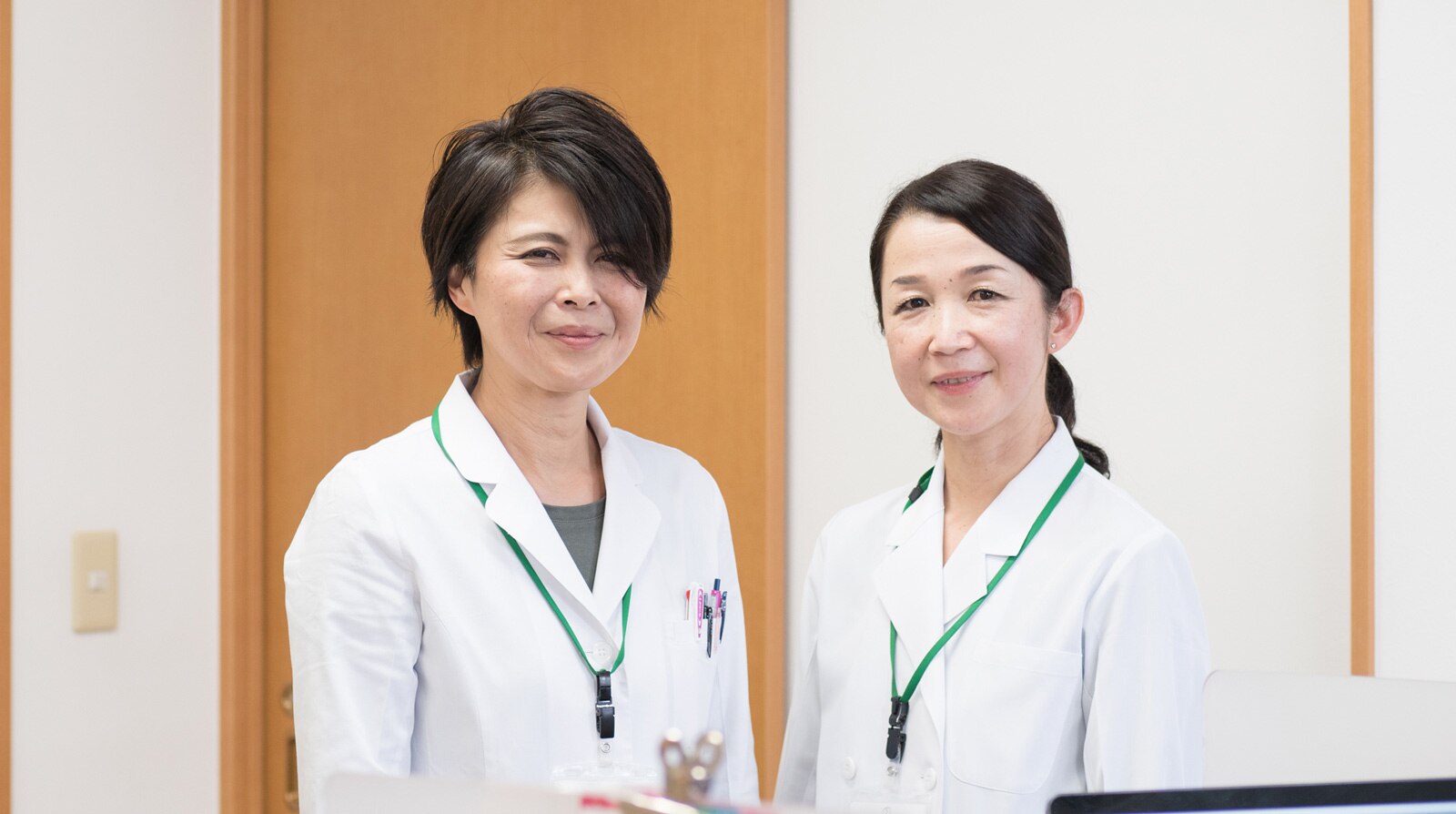 管理薬剤師の涌井砂知子さん（左）と、岸本しげ子さん（右）