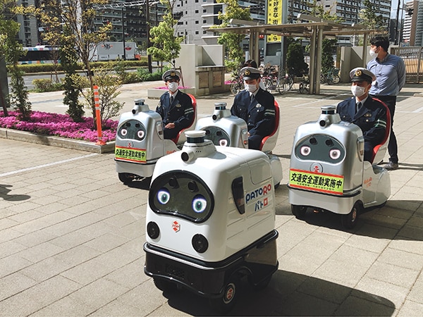 歩行速モビリティ「ラクロ」と無人警備ロボ「パトロ」 月島警察 歩行速モビリティ「ラクロ」と無人警備ロボ「パトロ」 月島警察
