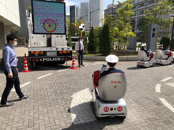 歩行速モビリティ「ラクロ」と無人警備ロボ「パトロ」 月島警察 歩行速モビリティ「ラクロ」と無人警備ロボ「パトロ」 月島警察