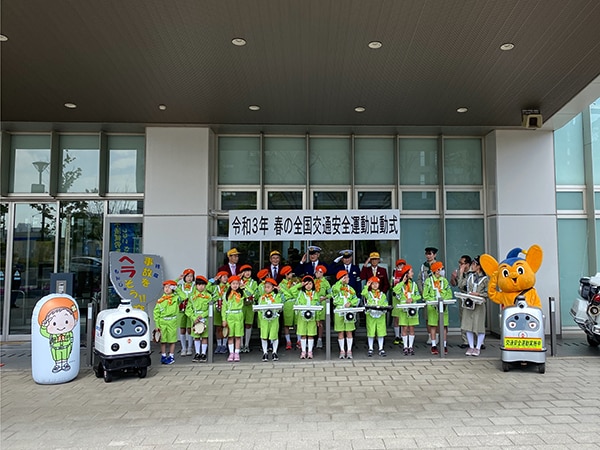 歩行速モビリティ「ラクロ」と無人警備ロボ「パトロ」 月島警察 歩行速モビリティ「ラクロ」と無人警備ロボ「パトロ」 月島警察
