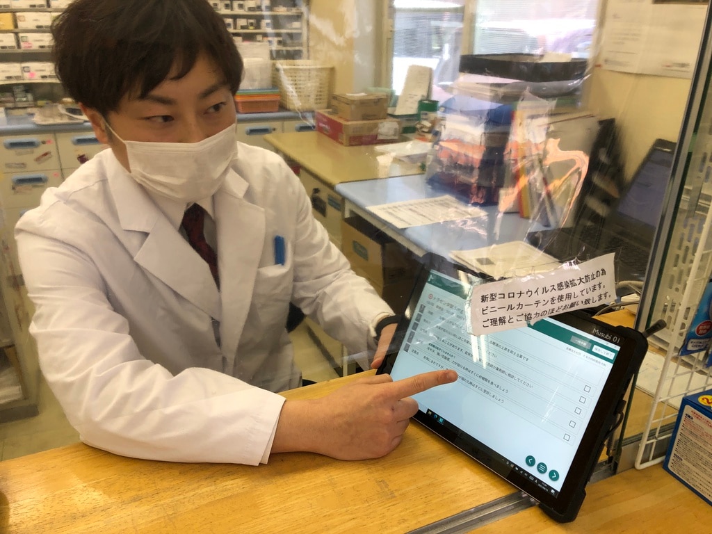 高齢化率40.4％の佐渡島＝日本の地域医療の未来。Musubiとともに、薬局の未来を切り開く。｜Musubiをつかってアドバイスをする光谷先生