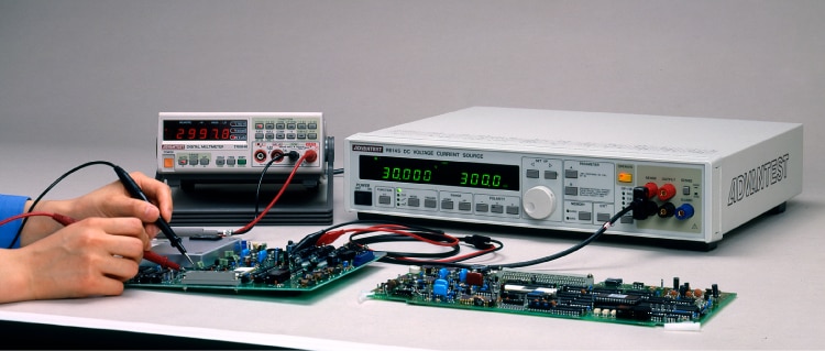 プログラマブル電圧電流源 R6145とデジタル・マルチメータ