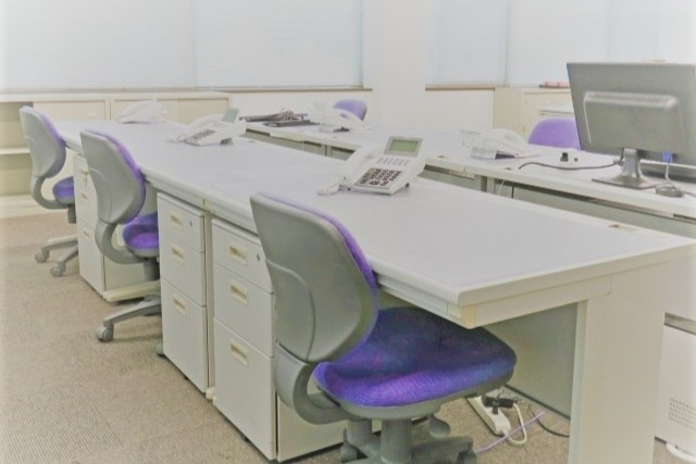 オフィスにある机といすと棚