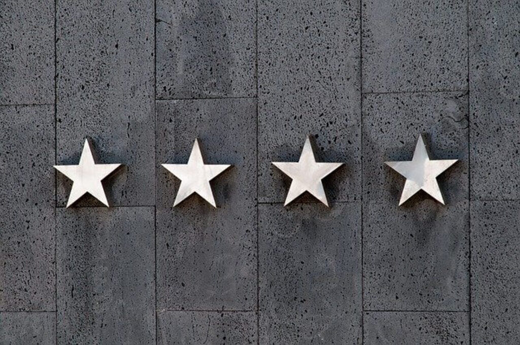 入居者無料のインターネットを導入したアパートの大家さんと入居者の評判　評価を表す4つの星