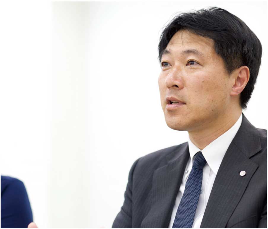 【日本航空株式会社様】“新生JAL”を担う新入社員を、「真の仲間」に変えるために。