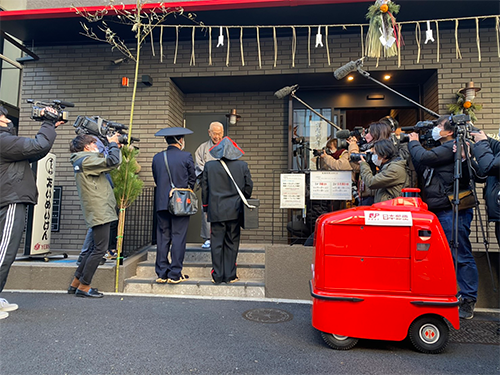 2022（令和4）年 年賀郵便元旦配達出発式へのデリロが参加 | 一人乗り