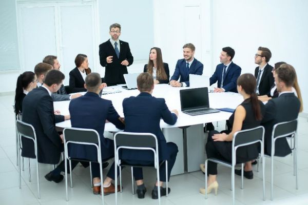 社内研修と外部研修、効果的な社員教育は? | 株式会社セレブリックス