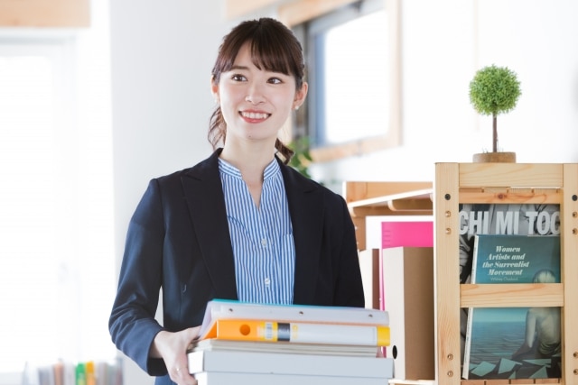 書類ファイルを持つオフィスワーカー