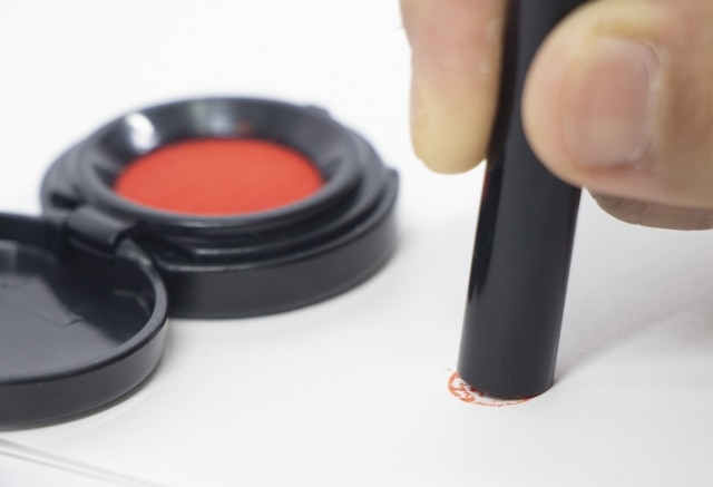 朱肉と印鑑で押印