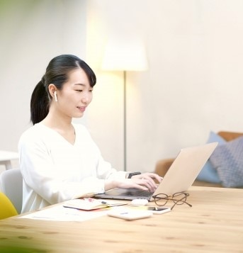 自宅でPCを操作する女性