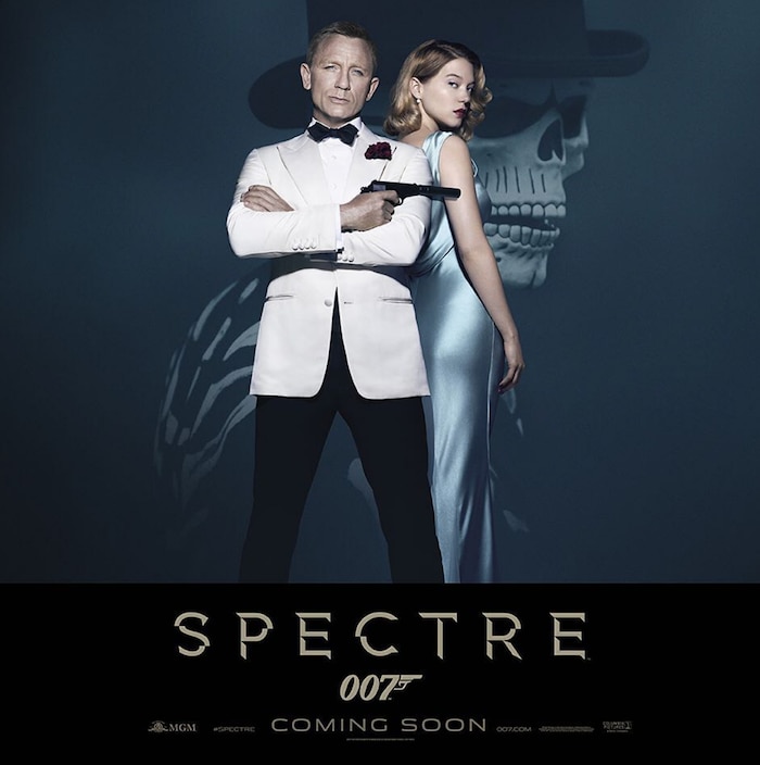 周りと差がつくホワイトタキシードジャケットとブラックパンツ姿「007