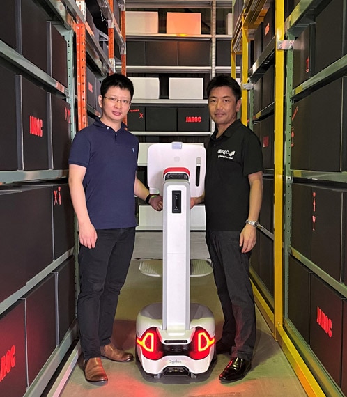 左側より炬星科技の蒋超 Adam Jiang CEO、AMR『Syrius』、弊社斎藤力丸社長(右側)
