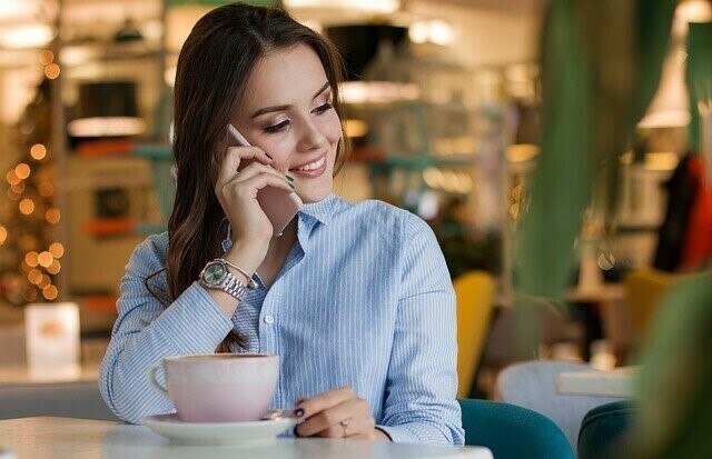 電話をする外国人女性