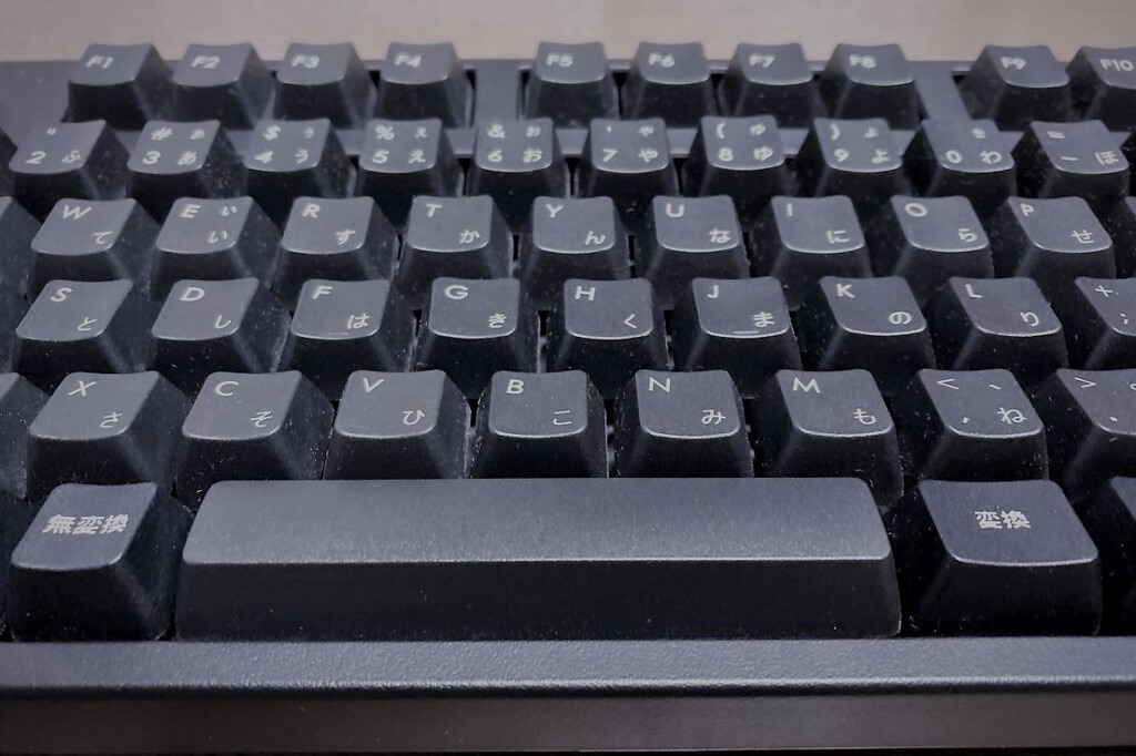 玩具とキーボードが動かないパソコン large.jpeg
