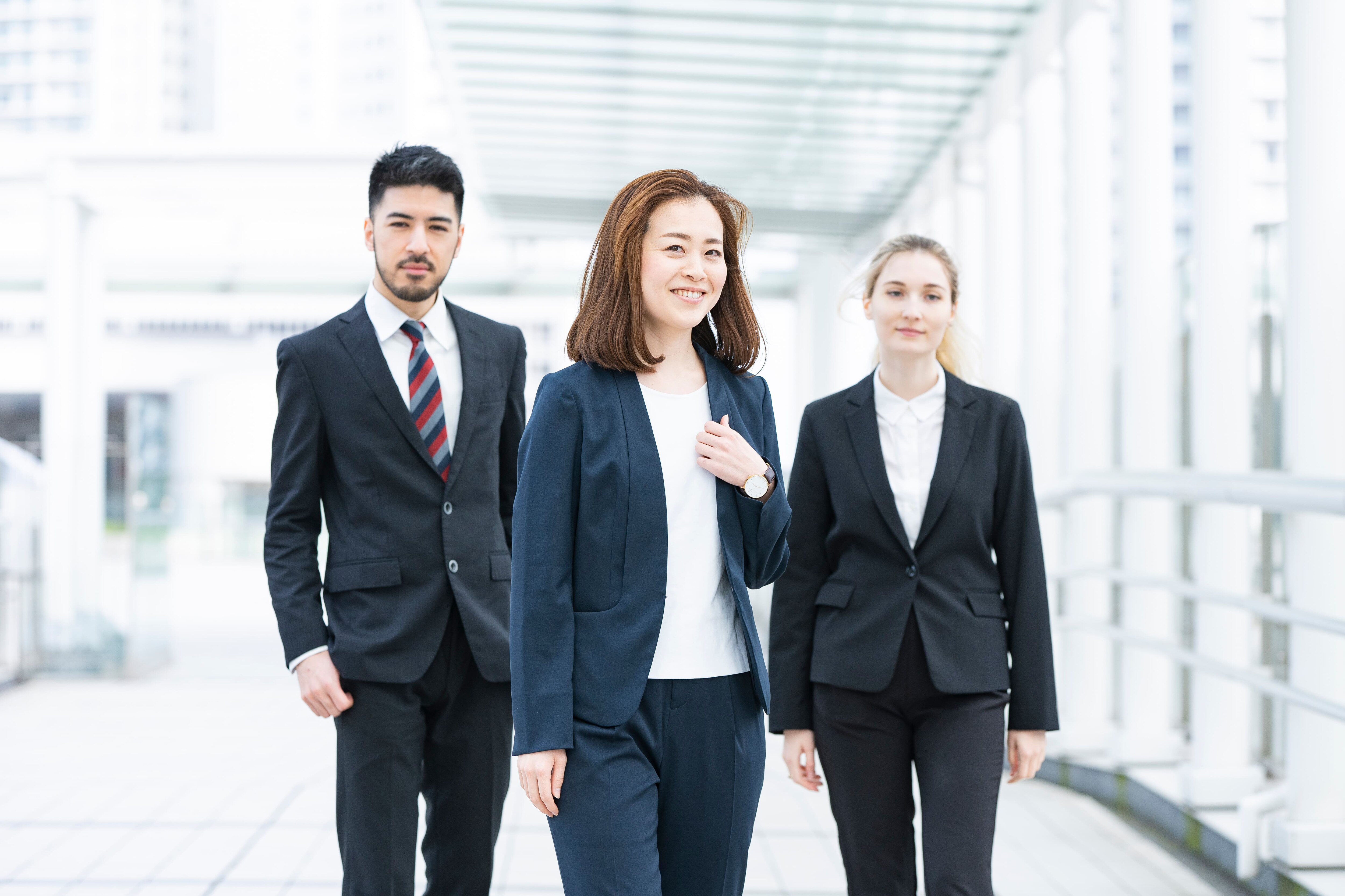 日本人女性と外国人男女