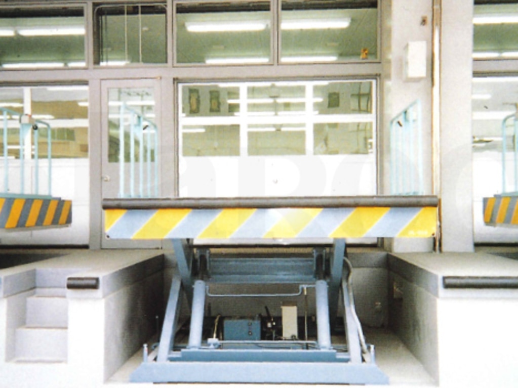 昇降式 駐車場 エレベーター 最大荷重2t三相200V 動作良好 昇降式 駐車場 エレベーター 最大荷重2t三相200V 動作良好