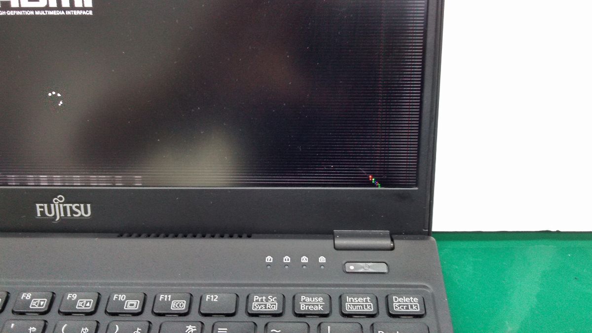 富士通ノートパソコン修理、LIFEBOOK U9310/EXの液晶画面が割れて表示がおかしい | パソコン修理365