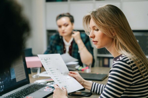 研修中 研修中の給料はどう決まる？無給や最低賃金以下は違法になることも