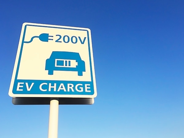 EV充電スタンドで充電すると料金はどのくらいかかる？