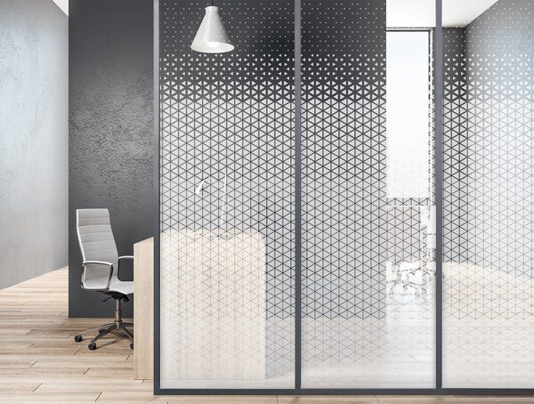 オフィスに鱗モチーフのガラスフィルム