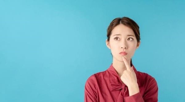 考える女性