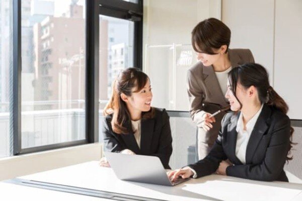 会話する女性社員