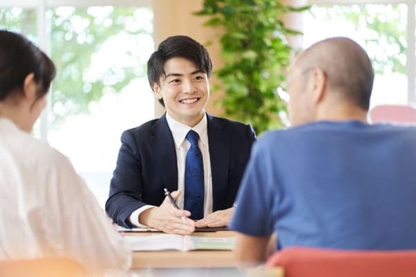 話を聞く会社員