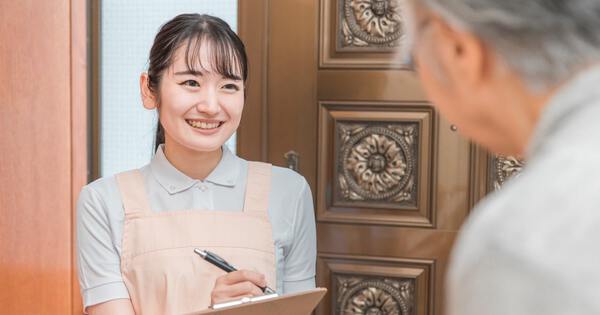 高齢者住宅に訪問する女性