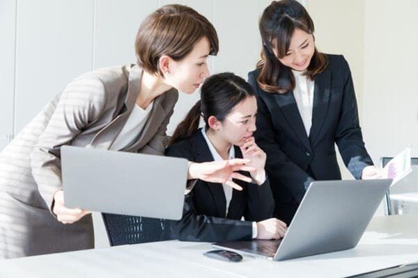 eラーニングの研修を受講する女性社員たち