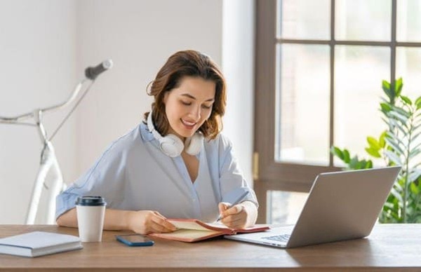 PCで仕事をする女性