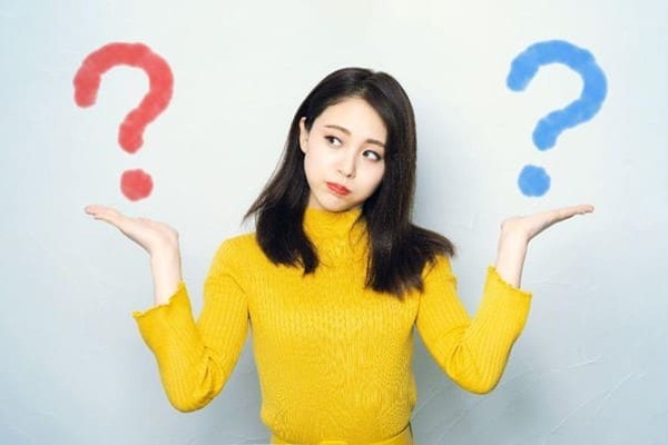 リスキリングとリカレント教育を比較して違いについて考えている女性