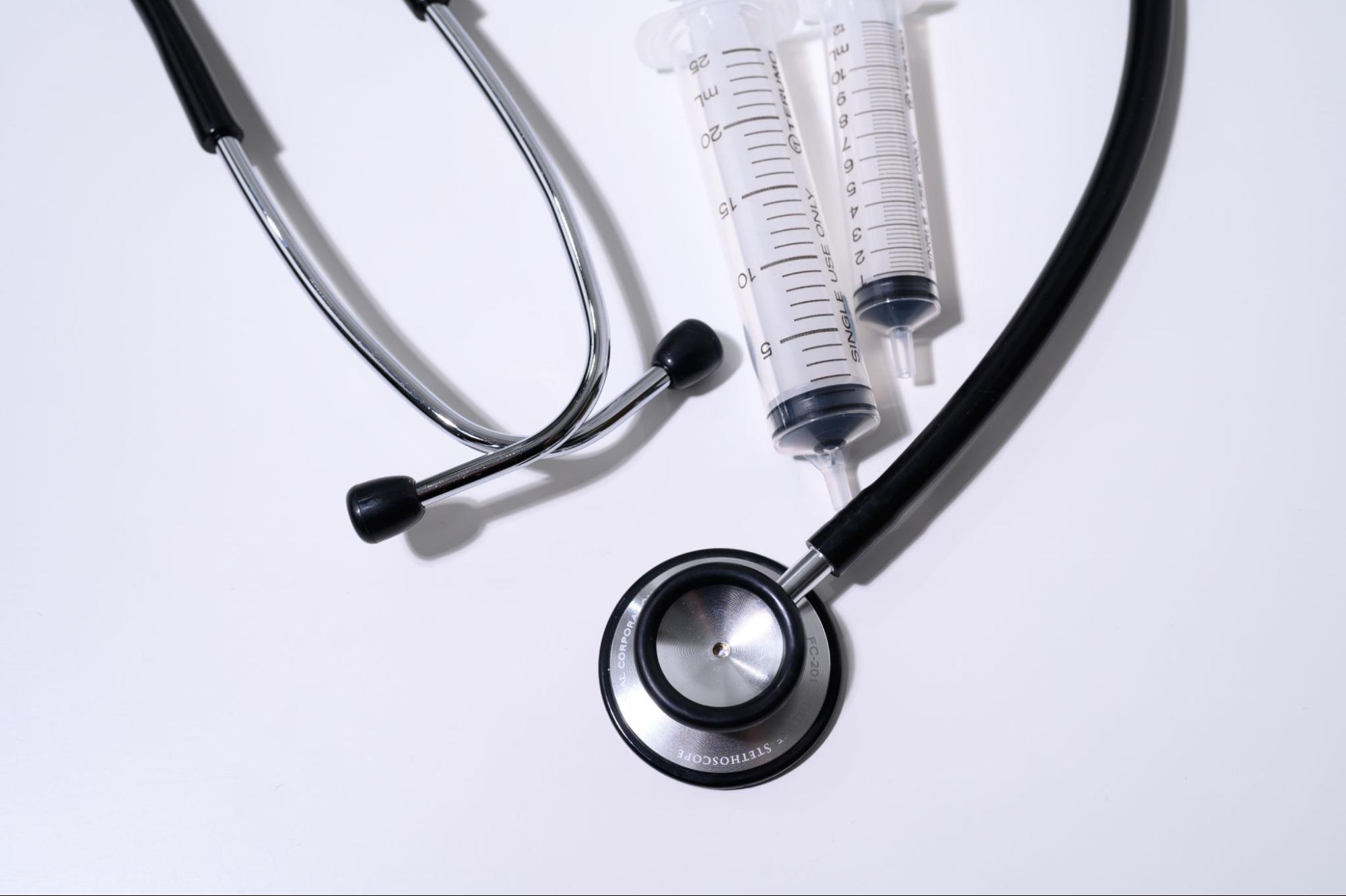 聴診器と注射器のイメージ