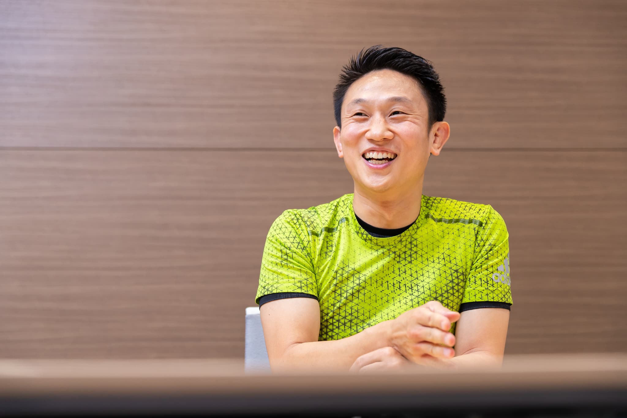 自身が代表をつとめるアスリーダーズ株式会社について笑顔で話す佐々木泰士さん