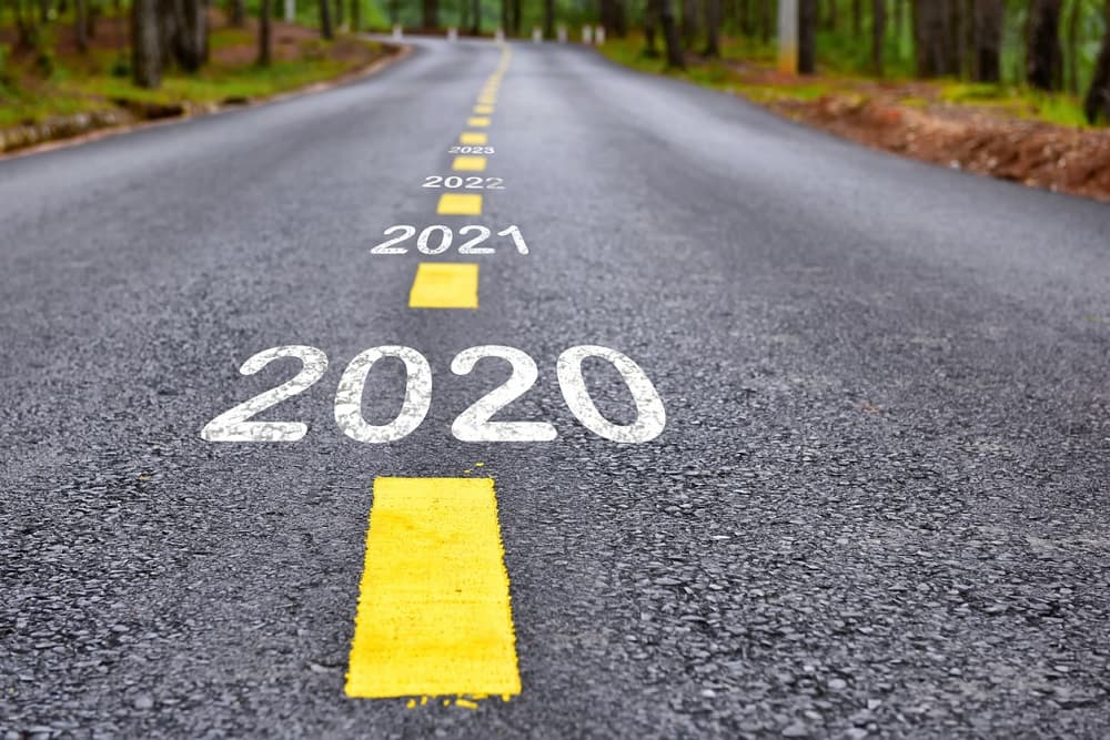 道路に2020、2021、2022とペンキで書いてあるロードマップ