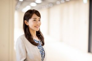 オフィスでにこやかに微笑む日本医療政策機構今村 優子さん