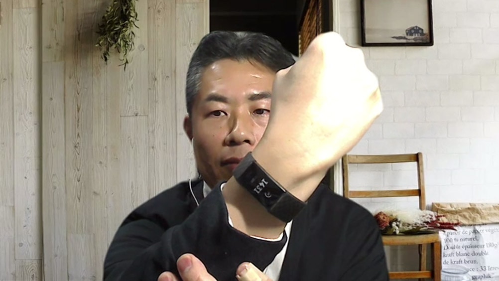 ファイザー社が希望者に配布したウェアラブルデバイス。小川さん自身も、入浴時以外は常にfitbit Charge4を装着してライフログを計測