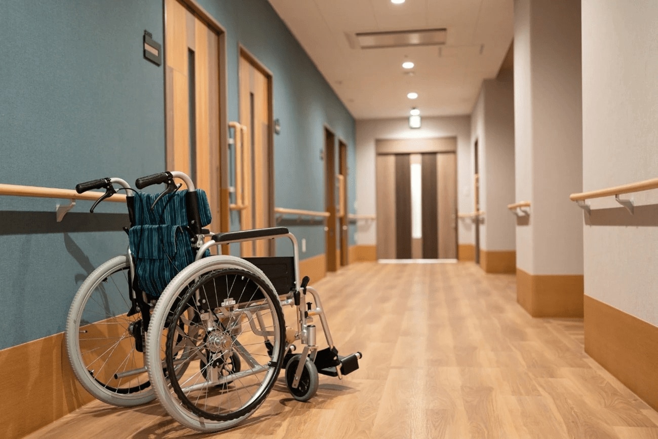 介護施設の廊下に車椅子が置いてある様子