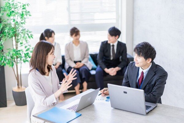 談笑する男女