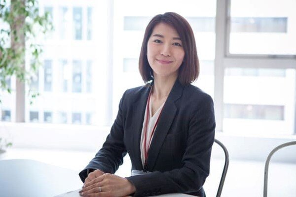 微笑む女性