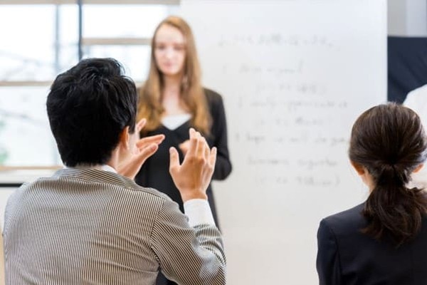 英語研修で発言する男性