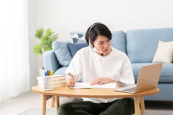 オンライン英語研修を受ける男性